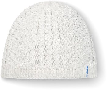Eine weiße Strickmütze mit Zopfmuster und Eisbär-Logo.