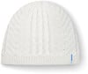 Eine weiße Strickmütze mit Zopfmuster und Eisbär-Logo.