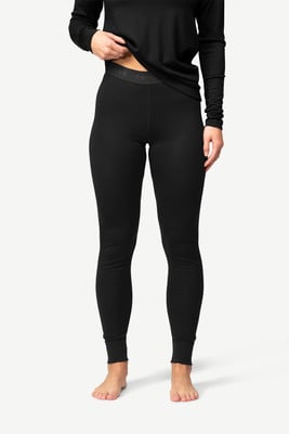 Eine Frau trägt schwarze Thermoleggings und ein Langarmshirt. Eine Frau trägt schwarze Thermoleggings und ein Langarmshirt.