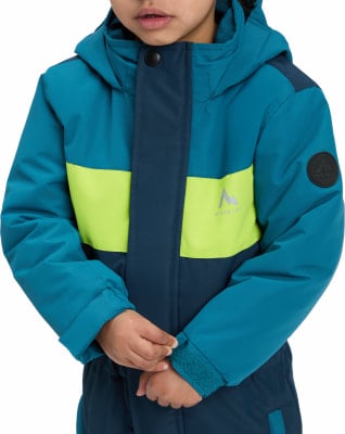 Kind in einer blau-grünen Winterjacke mit Reflektorstreifen. Kind in einer blau-grünen Winterjacke mit Reflektorstreifen.