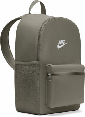 Grauer Nike-Rucksack mit weißem Logo und Fronttasche mit Reißverschluss. Grauer Nike-Rucksack mit weißem Logo und Fronttasche mit Reißverschluss.