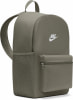 Grauer Nike-Rucksack mit weißem Logo und Fronttasche mit Reißverschluss.