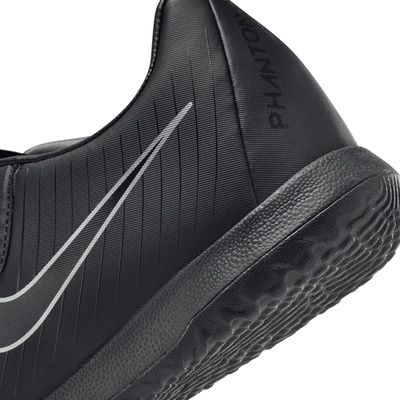 A fekete Nike Phantom cipő részlete, márkajelzéssel és talpszerkezettel. A fekete Nike Phantom cipő részlete, márkajelzéssel és talpszerkezettel.