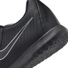 A fekete Nike Phantom cipő részlete, márkajelzéssel és talpszerkezettel.