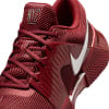 Nahaufnahme eines weinroten Nike-Schuhs mit weißem Swoosh und NYC-Logo.