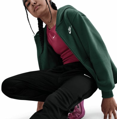 Modell sötétzöld Nike kapucnis pulóverben és rózsaszín felsőben. Modell sötétzöld Nike kapucnis pulóverben és rózsaszín felsőben.