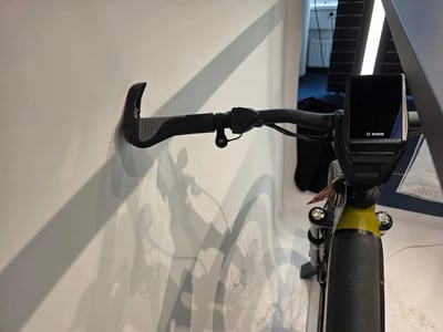Detail eines E-Bike-Lenkers mit Bosch-Display und ergonomischen Griffen. Detail eines E-Bike-Lenkers mit Bosch-Display und ergonomischen Griffen.