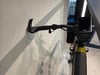 Detail eines E-Bike-Lenkers mit Bosch-Display und ergonomischen Griffen.