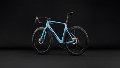 Ein blaues Rennrad der Marke CUBE mit schwarzen Rädern und schwarzem Sattel. Ein blaues Rennrad der Marke CUBE mit schwarzen Rädern und schwarzem Sattel.