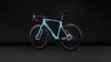 Ein blaues Rennrad der Marke CUBE mit schwarzen Rädern und schwarzem Sattel.