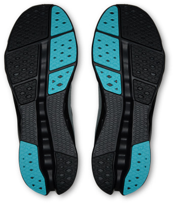 Ansicht der Sohlen zweier Laufschuhe mit schwarzen und blauen Elementen. Ansicht der Sohlen zweier Laufschuhe mit schwarzen und blauen Elementen.
