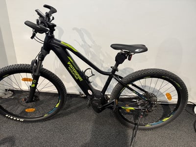 Schwarzes Intersport E-Bike mit breiten Maxxis Reifen. Schwarzes Intersport E-Bike mit breiten Maxxis Reifen.