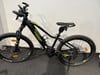 Schwarzes Intersport E-Bike mit breiten Maxxis Reifen.