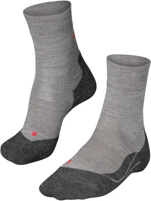 Graue Socken mit dunkleren Zonen und roten Details. Graue Socken mit dunkleren Zonen und roten Details.