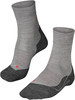 Graue Socken mit dunkleren Zonen und roten Details.