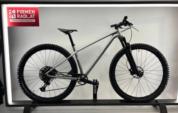 Silbernes Mountainbike mit schwarzen Rädern und FIRMEN RADL.AT Logo