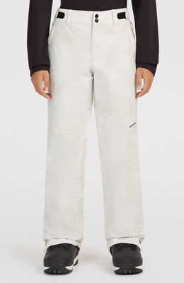 Mädchen in weißen Skihose mit schwarzem Oberteil und schwarzen Schuhen. Mädchen in weißen Skihose mit schwarzem Oberteil und schwarzen Schuhen.