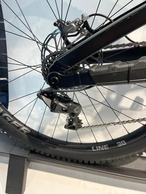 Ein SRAM Schaltwerk an einem Mountainbike mit Scheibenbremse. Ein SRAM Schaltwerk an einem Mountainbike mit Scheibenbremse.