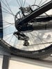 Ein SRAM Schaltwerk an einem Mountainbike mit Scheibenbremse.