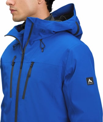 Blaue Herrenjacke mit Kapuze und schwarzen Reißverschlüssen, mit Logo am Ärmel.