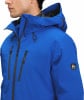 Blaue Herrenjacke mit Kapuze und schwarzen Reißverschlüssen, mit Logo am Ärmel.