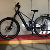Dunkelblaues Conway E-Bike mit Federung und Gepäckträger.