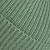Detail einer dunkelgrünen Strickware mit diagonalem Muster.