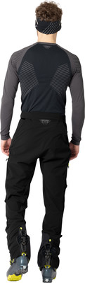 Mann von hinten in schwarzer Skihose und dunklem Shirt mit Stirnband. Mann von hinten in schwarzer Skihose und dunklem Shirt mit Stirnband.