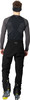 Mann von hinten in schwarzer Skihose und dunklem Shirt mit Stirnband.