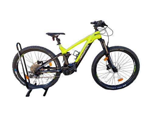 Grünes E-Mountainbike auf einem Ständer mit weißem Hintergrund.