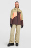 Skifahrerin in beige Hose und bunter Jacke mit rosa Mütze.