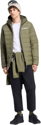Mann in grüner Daunenjacke und schwarzer Hose mit Mütze und Brille. Mann in grüner Daunenjacke und schwarzer Hose mit Mütze und Brille.