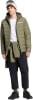 Mann in grüner Daunenjacke und schwarzer Hose mit Mütze und Brille.