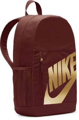 Tmavě červený batoh Nike se zlatým logem a boční síťovanou kapsou.