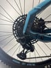 SRAM-Schaltwerk an einem blauen Fahrrad mit großer Kassette.