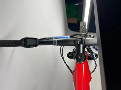 Detail des Mountainbike-Lenkers mit Display und Gabel. Detail des Mountainbike-Lenkers mit Display und Gabel.