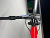 Detail des Mountainbike-Lenkers mit Display und Gabel.