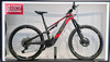 Ein rotes und schwarzes Mountain-E-Bike mit RX-Logo auf dem Rahmen.