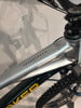 Silberner Mountainbike-Rahmen mit SUPERFOXY R Schriftzug und Logo.