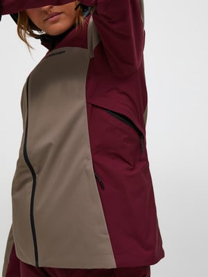 Detail einer Damenjacke mit Farbblöcken und Reißverschluss. Detail einer Damenjacke mit Farbblöcken und Reißverschluss.