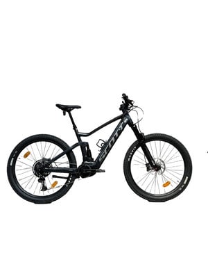 Schwarzes Scott Mountain E-Bike auf weißem Hintergrund.