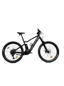 Schwarzes Scott Mountain E-Bike auf weißem Hintergrund.