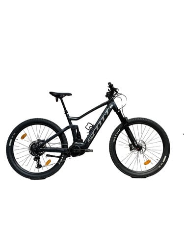 Schwarzes Scott Mountain E-Bike auf weißem Hintergrund.