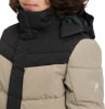 Jacke in Schwarz und Beige, mit McKinley-Logo auf dem Ärmel.