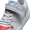 Sivé detské topánky Nike so šnúrkami, suchým zipsom a motívom žraloka.
