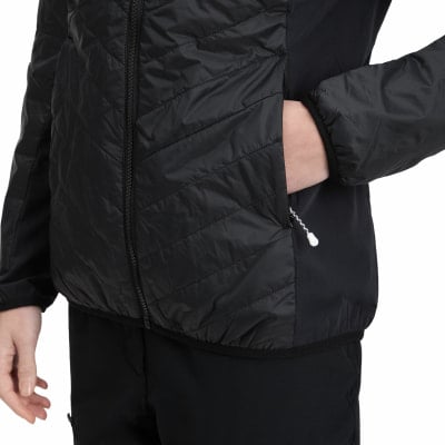 Details einer schwarzen Jacke mit Steppung und Reißverschlusstasche. Details einer schwarzen Jacke mit Steppung und Reißverschlusstasche.