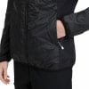 Details einer schwarzen Jacke mit Steppung und Reißverschlusstasche.