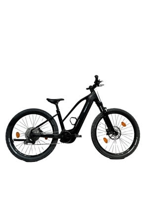 Ein schwarzes E-Mountainbike mit Federung und breiten Reifen.