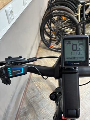 Das Bosch E-Bike Display zeigt 100% Ladung und 1170 km Reichweite an. Das Bosch E-Bike Display zeigt 100% Ladung und 1170 km Reichweite an.
