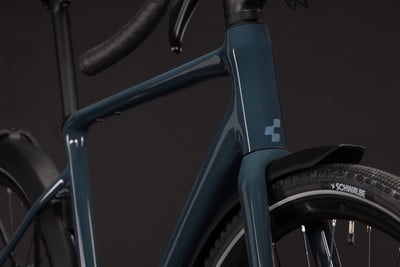 Rahmendetail eines dunkelblauen Fahrrads mit Schutzblechen und Schwalbe-Reifen. Rahmendetail eines dunkelblauen Fahrrads mit Schutzblechen und Schwalbe-Reifen.